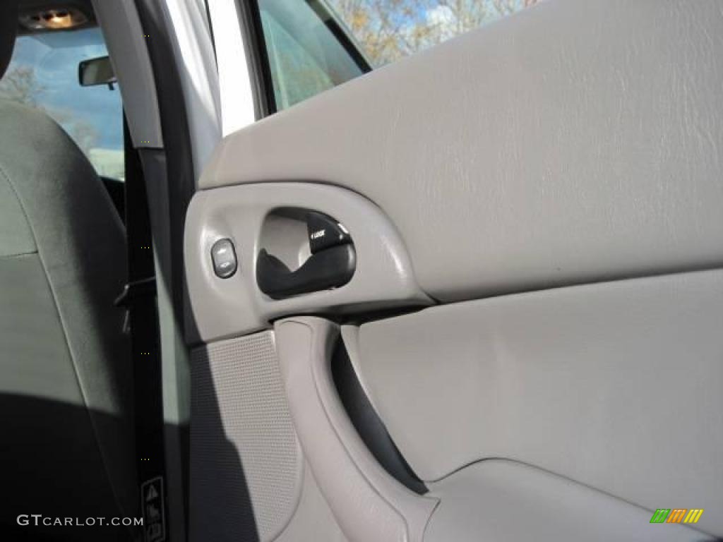 2000 Focus SE Sedan - Cloud 9 White / Medium Graphite photo #17