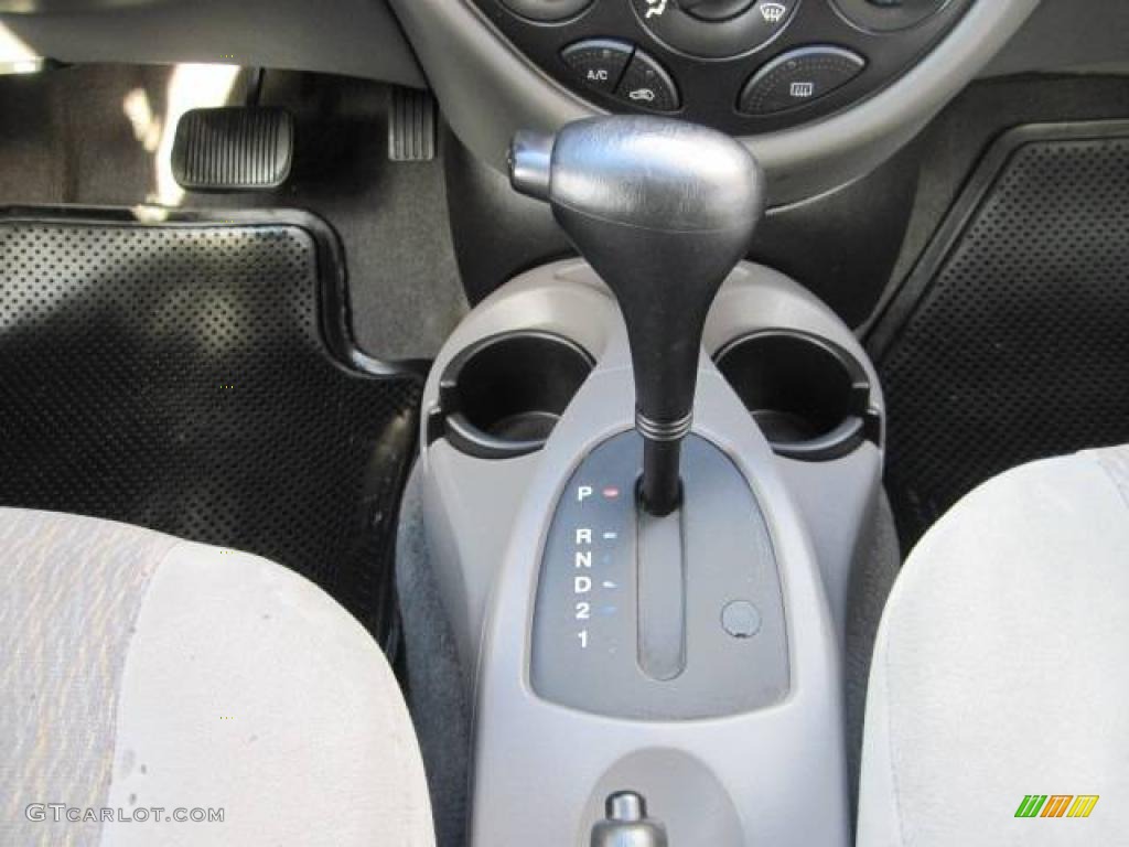 2000 Focus SE Sedan - Cloud 9 White / Medium Graphite photo #24
