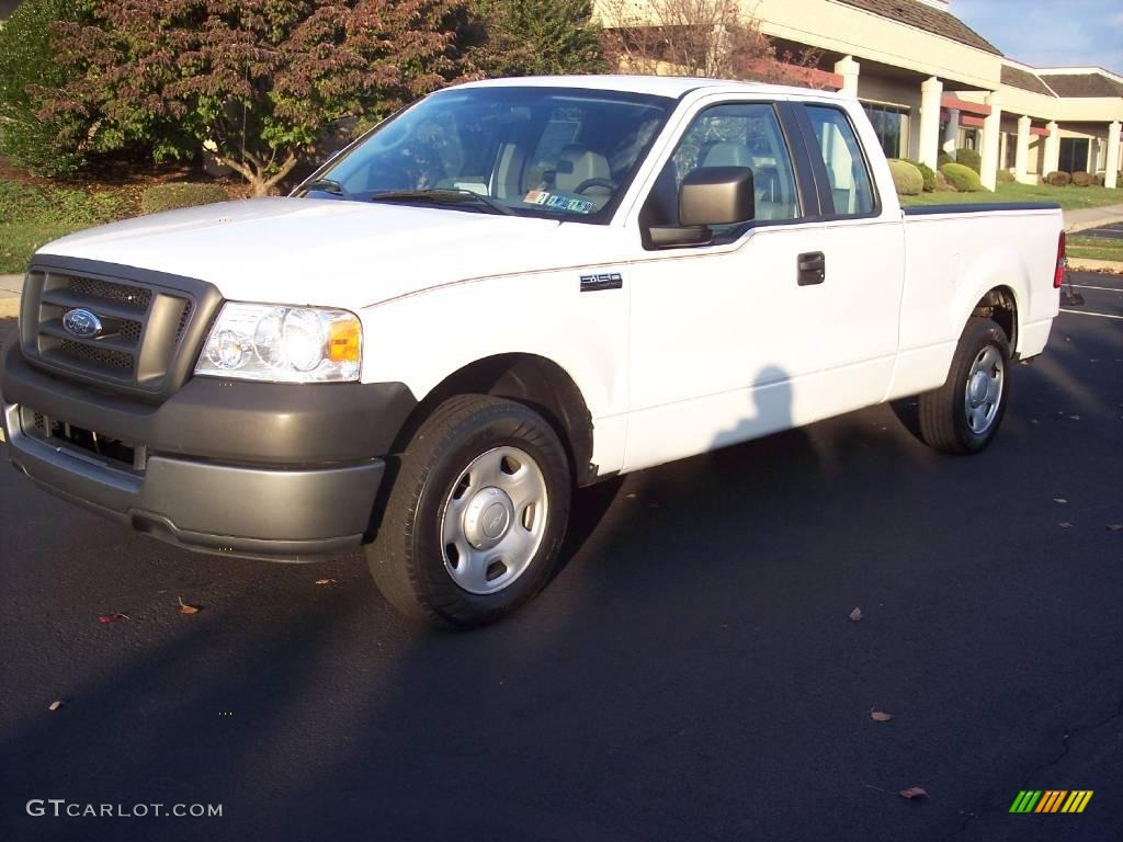 2005 F150 XL SuperCab - Oxford White / Medium Flint Grey photo #16