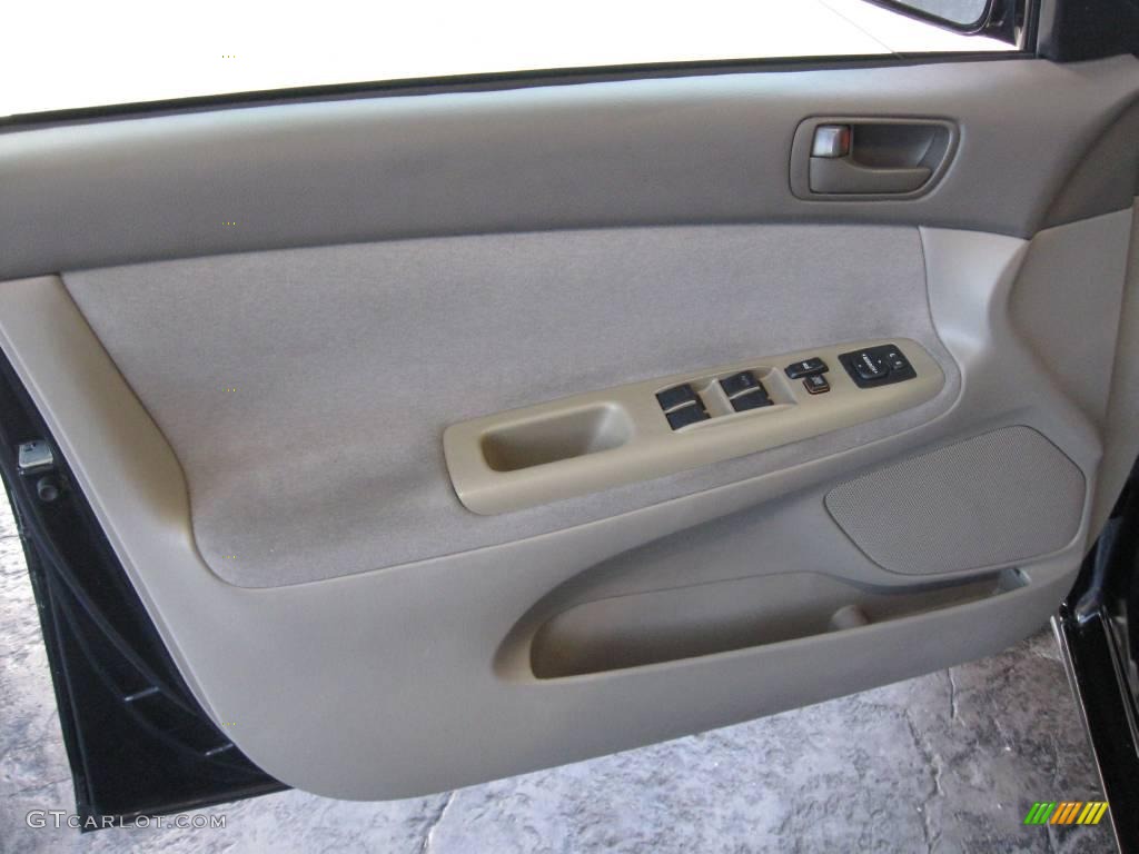 2004 Camry LE - Black / Stone photo #17