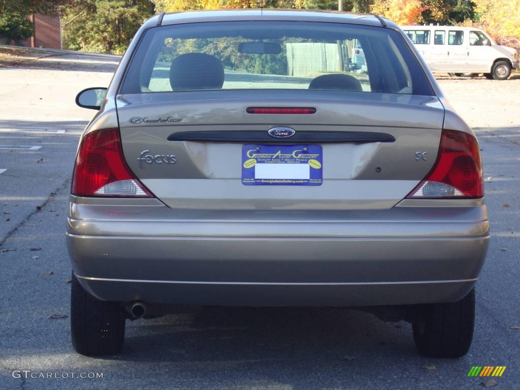 2004 Focus SE Sedan - Arizona Beige Metallic / Medium Parchment photo #10