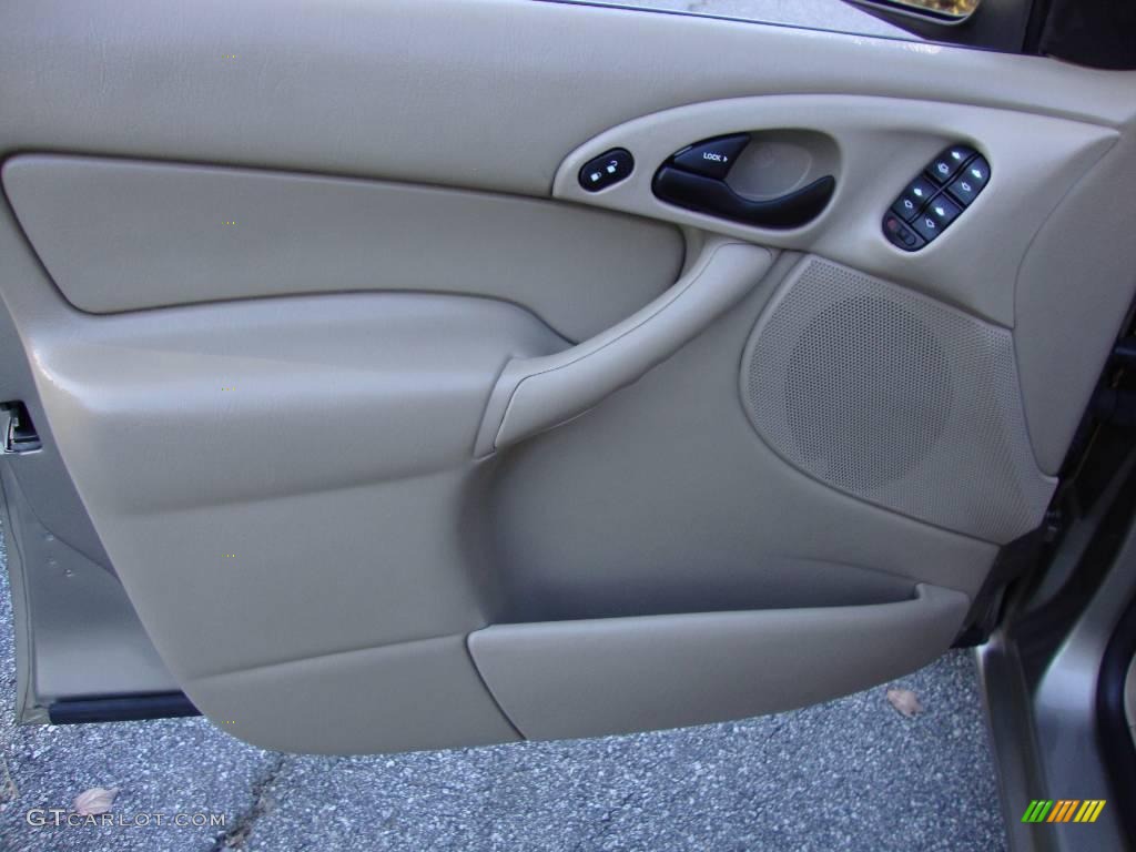 2004 Focus SE Sedan - Arizona Beige Metallic / Medium Parchment photo #19