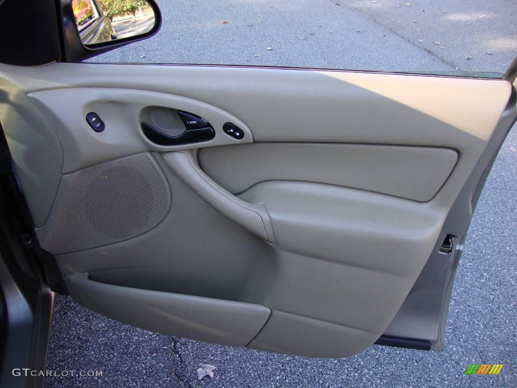 2004 Focus SE Sedan - Arizona Beige Metallic / Medium Parchment photo #20