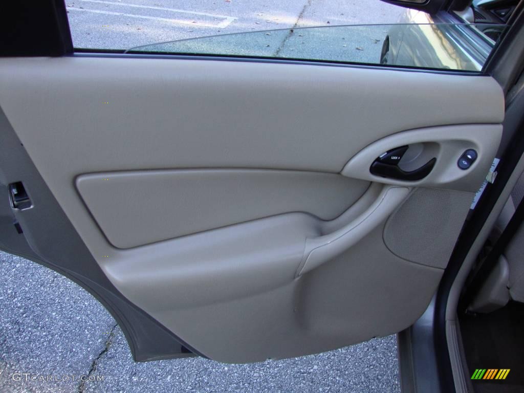 2004 Focus SE Sedan - Arizona Beige Metallic / Medium Parchment photo #23