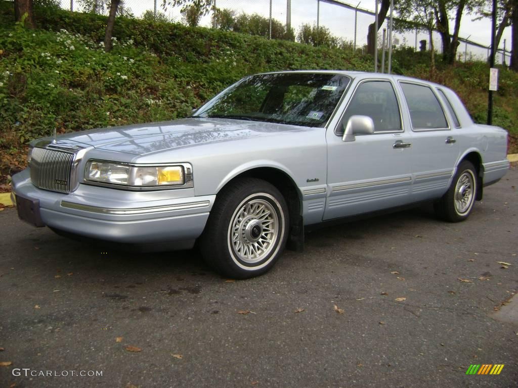 1997 Town Car Executive - Arctic Blue Pearl Metallic / Light Graphite photo #2