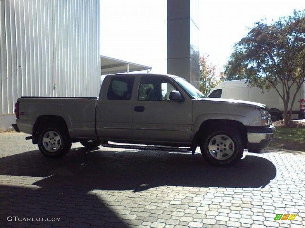 2005 Silverado 1500 Z71 Extended Cab 4x4 - Sandstone Metallic / Dark Charcoal photo #17