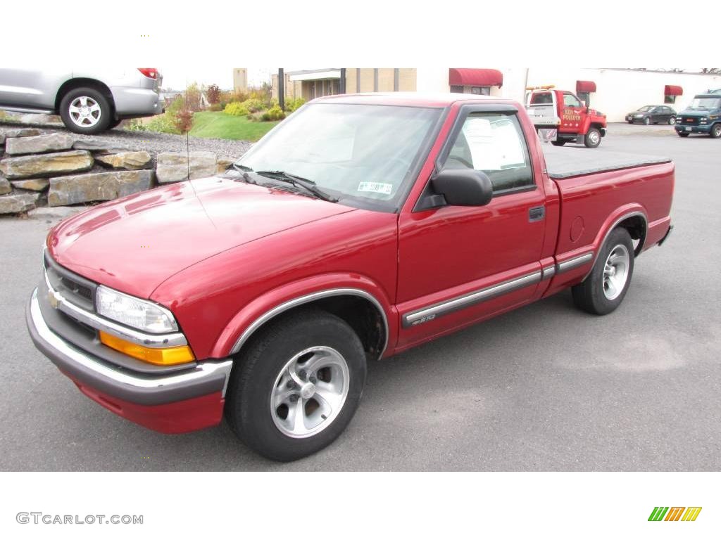 2002 S10 LS Regular Cab - Dark Cherry Red Metallic / Medium Gray photo #2