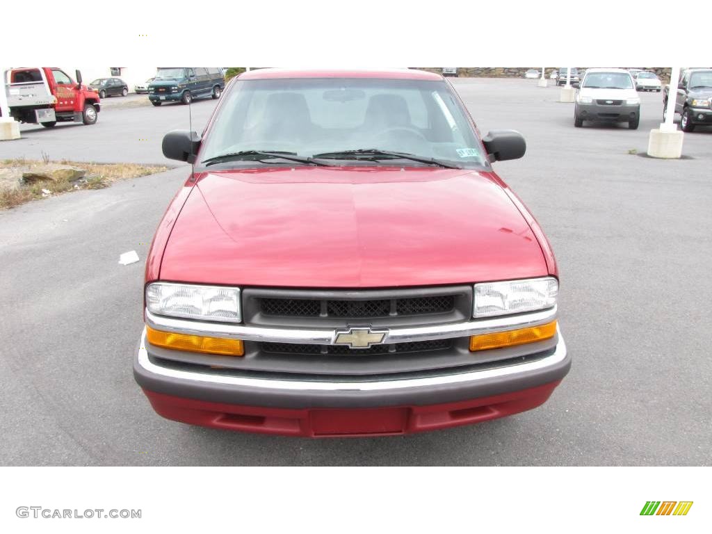 2002 S10 LS Regular Cab - Dark Cherry Red Metallic / Medium Gray photo #3