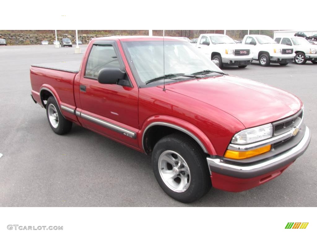2002 S10 LS Regular Cab - Dark Cherry Red Metallic / Medium Gray photo #4