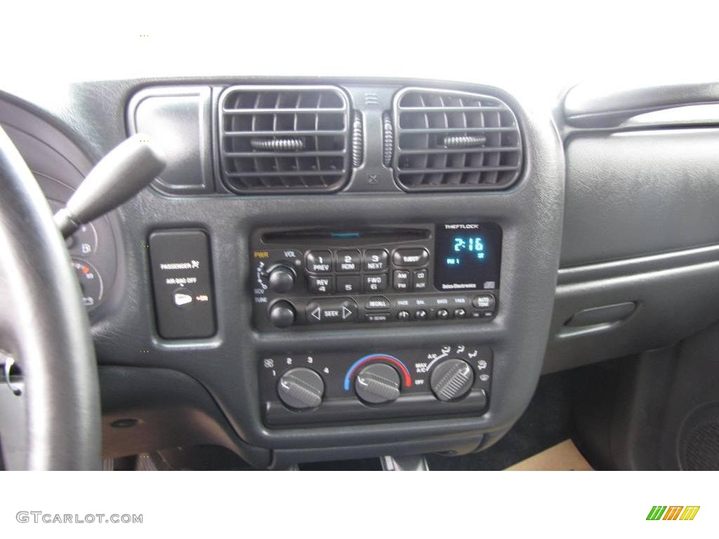 2002 S10 LS Regular Cab - Dark Cherry Red Metallic / Medium Gray photo #11