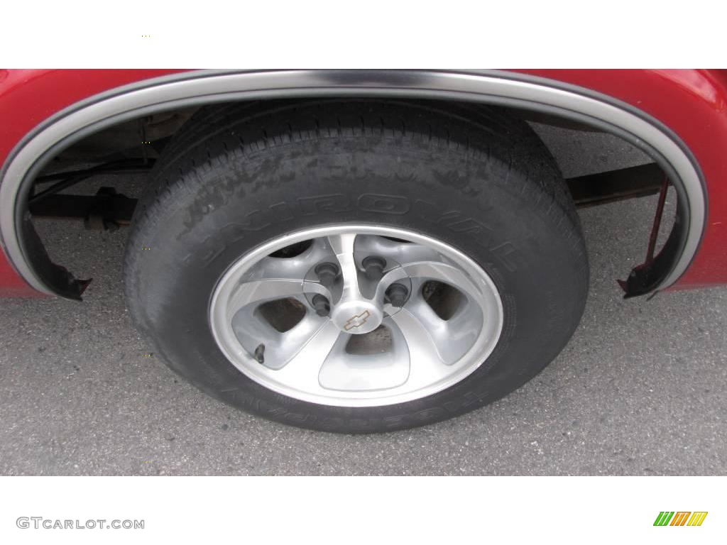 2002 S10 LS Regular Cab - Dark Cherry Red Metallic / Medium Gray photo #15