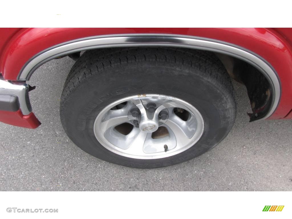 2002 S10 LS Regular Cab - Dark Cherry Red Metallic / Medium Gray photo #16