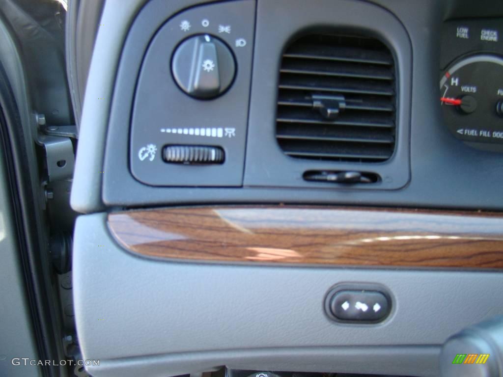 2003 Crown Victoria LX - Arizona Beige Metallic / Light Flint photo #22