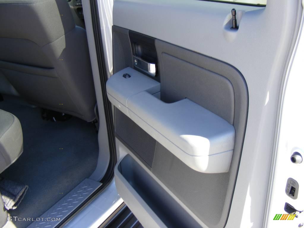 2006 F150 XLT SuperCrew - Silver Metallic / Medium/Dark Flint photo #23