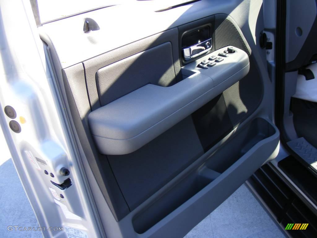 2006 F150 XLT SuperCrew - Silver Metallic / Medium/Dark Flint photo #28