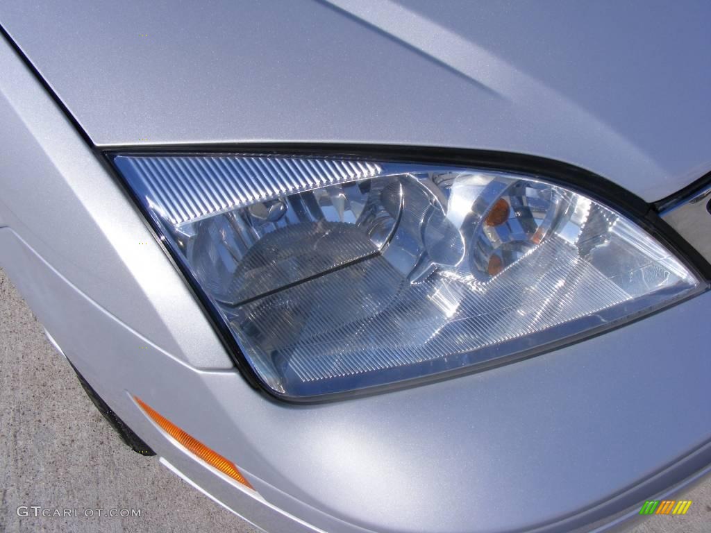 2007 Focus ZX4 S Sedan - CD Silver Metallic / Charcoal/Light Flint photo #14