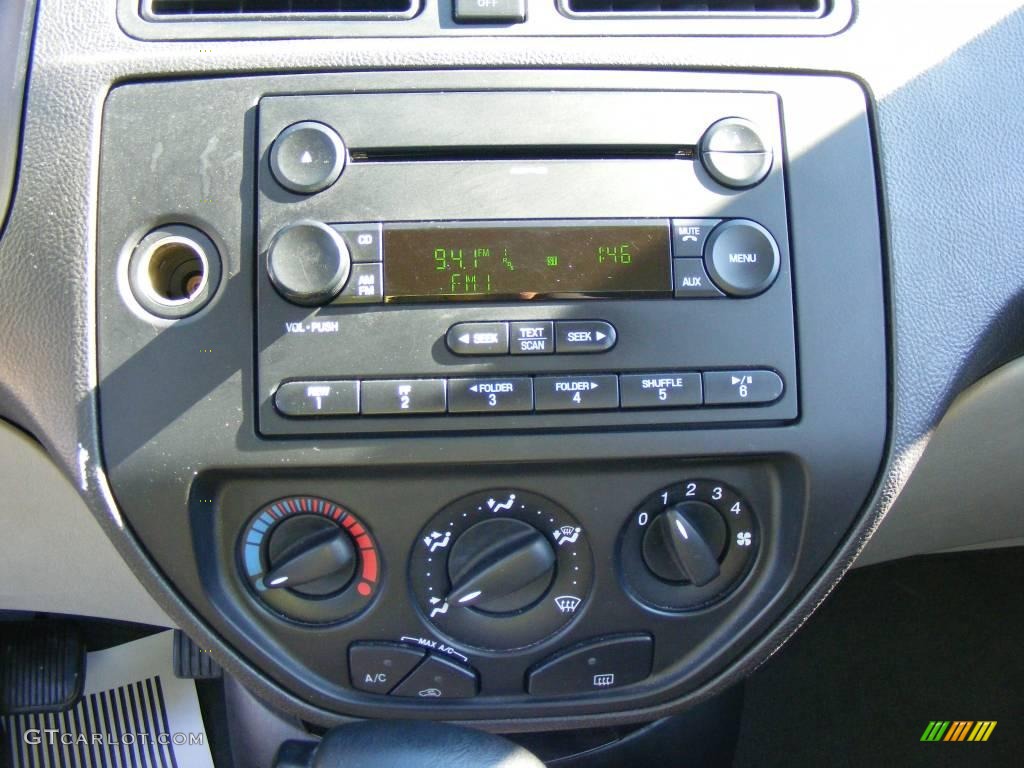 2007 Focus ZX4 S Sedan - CD Silver Metallic / Charcoal/Light Flint photo #29