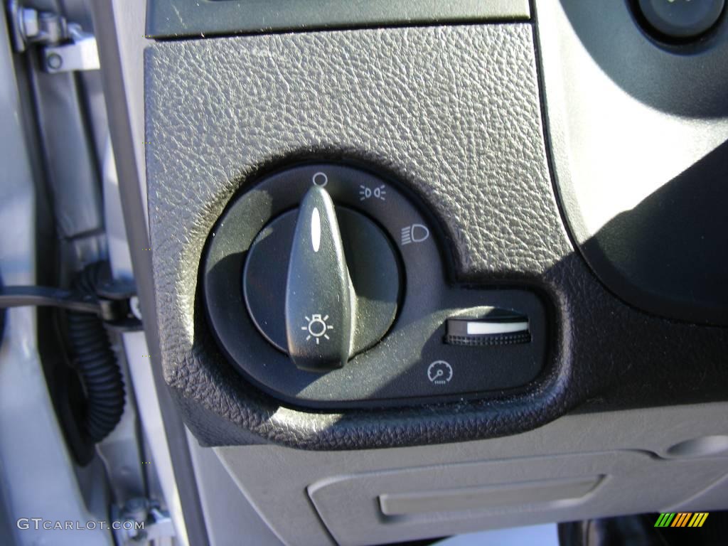 2007 Focus ZX4 S Sedan - CD Silver Metallic / Charcoal/Light Flint photo #37