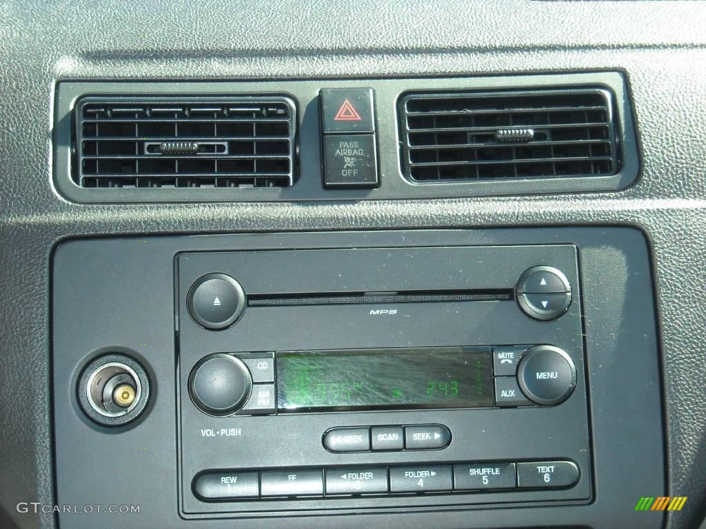 2007 Focus ZX4 SE Sedan - CD Silver Metallic / Charcoal/Light Flint photo #25