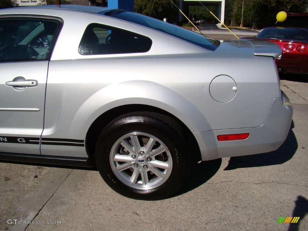 2008 Mustang V6 Deluxe Coupe - Brilliant Silver Metallic / Light Graphite photo #21