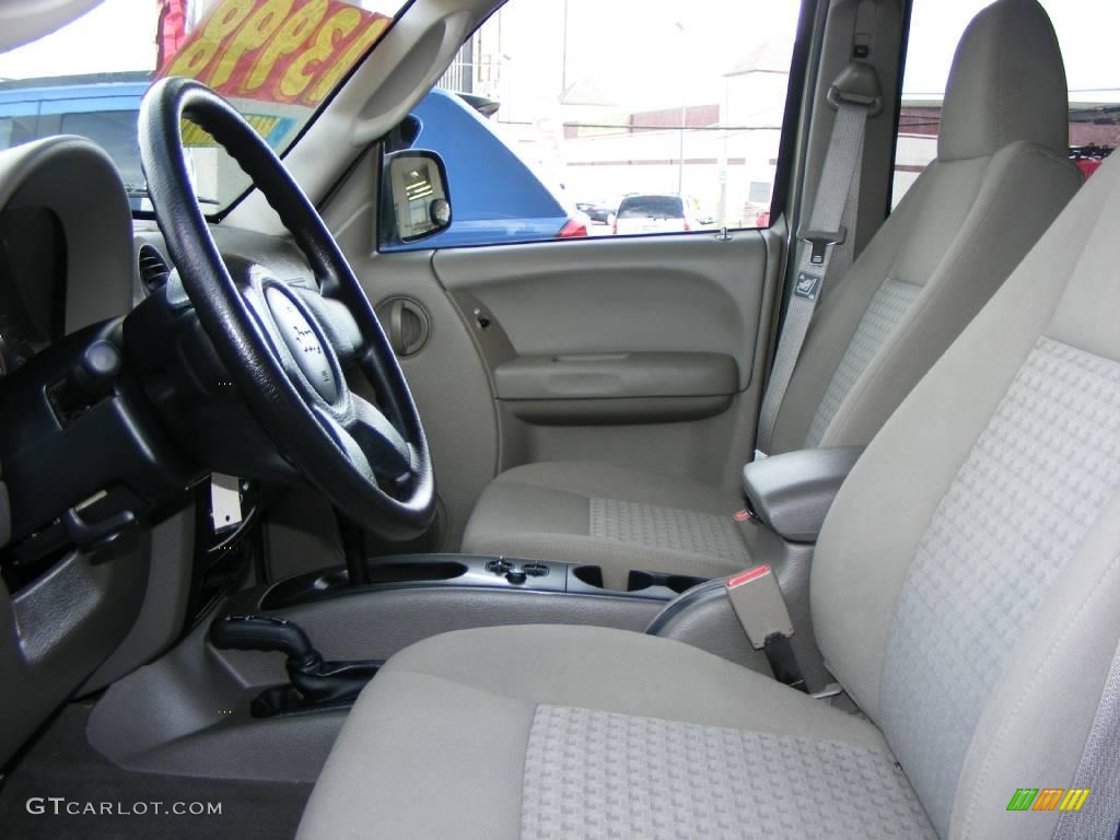 2005 Liberty Sport 4x4 - Light Khaki Metallic / Khaki photo #16