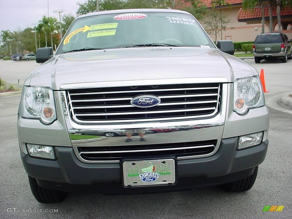 2006 Explorer XLT - Silver Birch Metallic / Camel photo #9