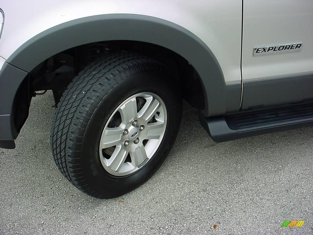 2006 Explorer XLT - Silver Birch Metallic / Camel photo #16