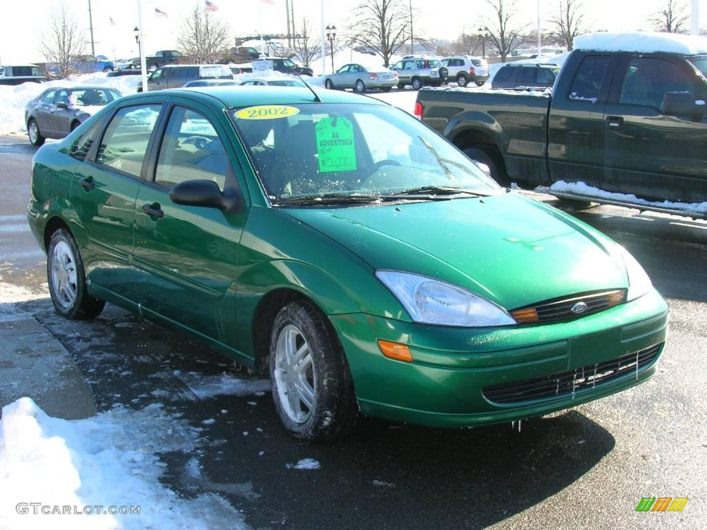 2002 Focus SE Sedan - Grabber Green Metallic / Medium Graphite photo #7