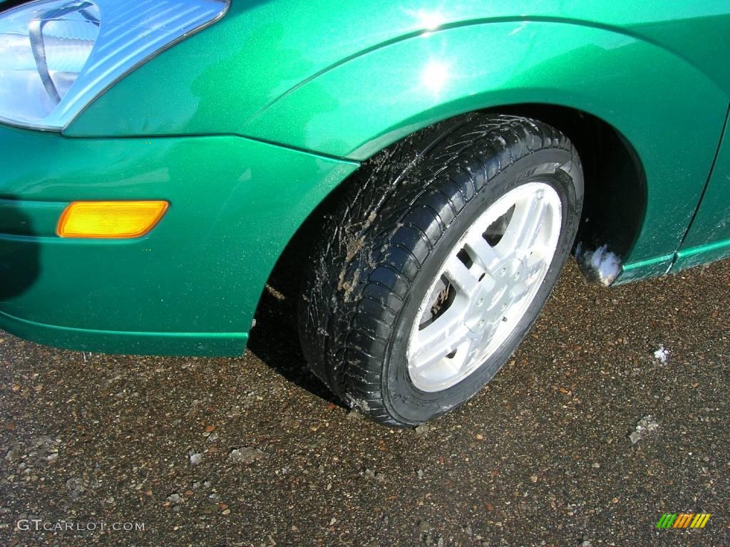 2002 Focus SE Sedan - Grabber Green Metallic / Medium Graphite photo #13