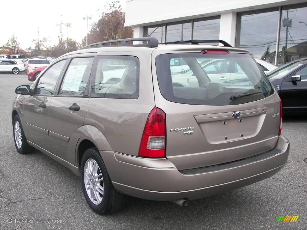 2005 Focus ZXW SES Wagon - Arizona Beige Metallic / Dark Pebble/Light Pebble photo #4