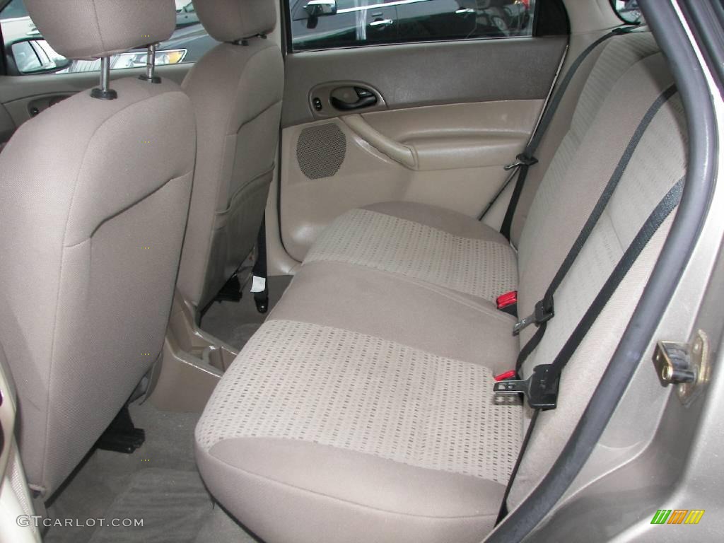 2005 Focus ZXW SES Wagon - Arizona Beige Metallic / Dark Pebble/Light Pebble photo #6