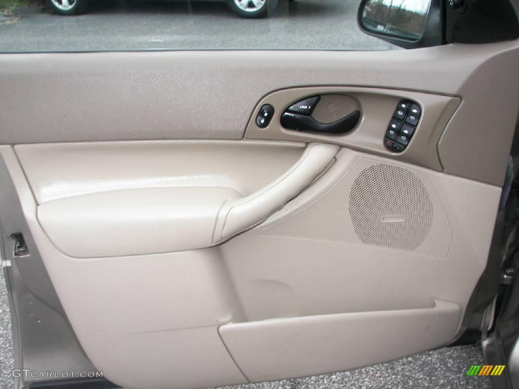 2005 Focus ZXW SES Wagon - Arizona Beige Metallic / Dark Pebble/Light Pebble photo #10
