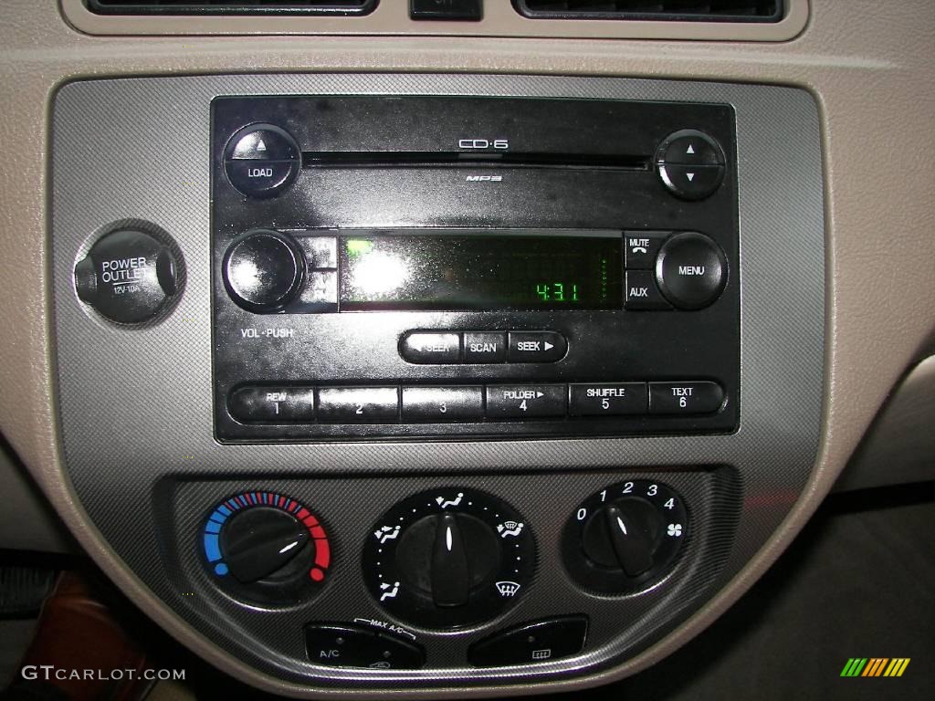 2005 Focus ZXW SES Wagon - Arizona Beige Metallic / Dark Pebble/Light Pebble photo #13