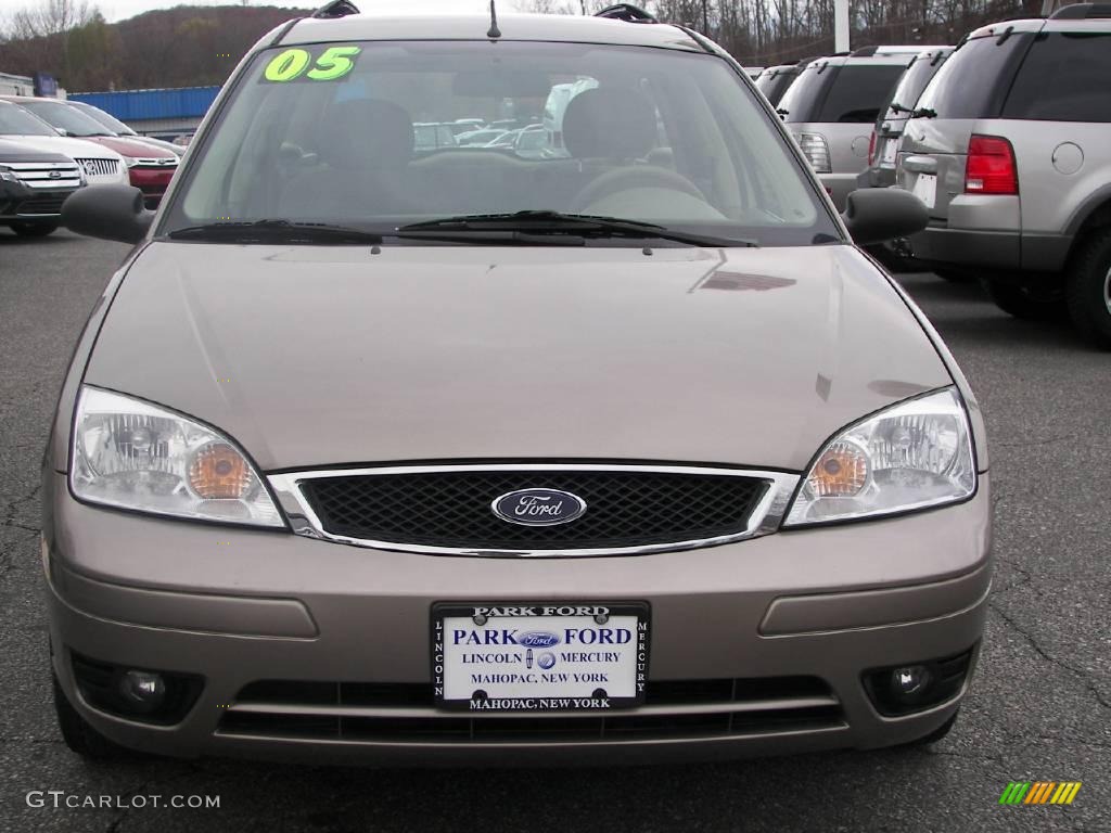 2005 Focus ZXW SES Wagon - Arizona Beige Metallic / Dark Pebble/Light Pebble photo #15