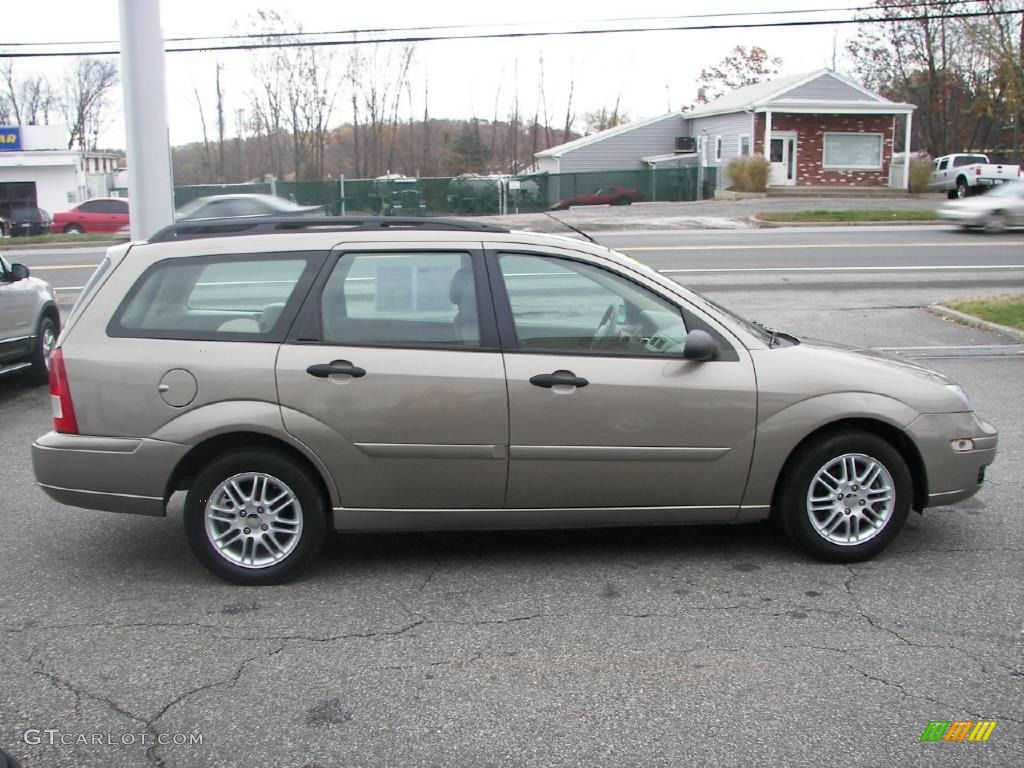 2005 Focus ZXW SES Wagon - Arizona Beige Metallic / Dark Pebble/Light Pebble photo #17