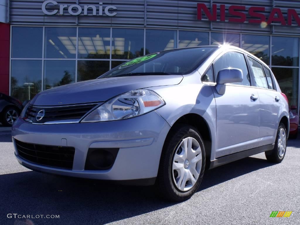 2010 Versa 1.8 S Hatchback - Arctic Blue Metallic / Charcoal photo #1