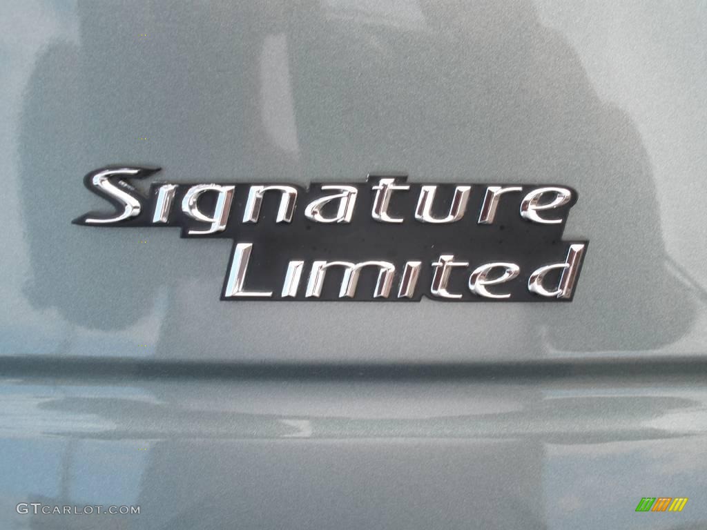 2005 Town Car Signature - Light Tundra Metallic / Medium Light Stone/Dark Stone photo #8