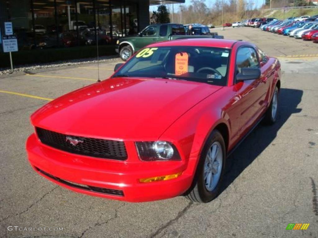 2005 Mustang V6 Deluxe Coupe - Torch Red / Light Graphite photo #11