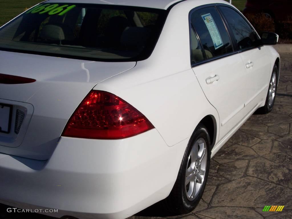 2007 Accord SE Sedan - Taffeta White / Ivory photo #8