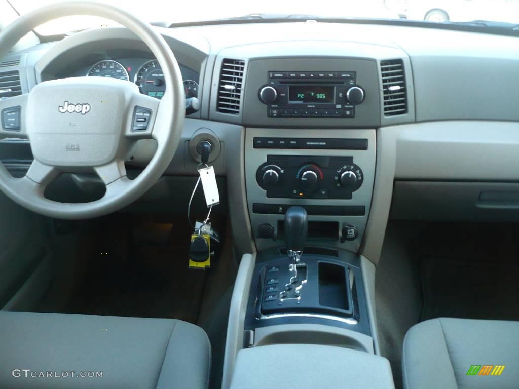 2007 Grand Cherokee Laredo 4x4 - Stone White / Khaki photo #10