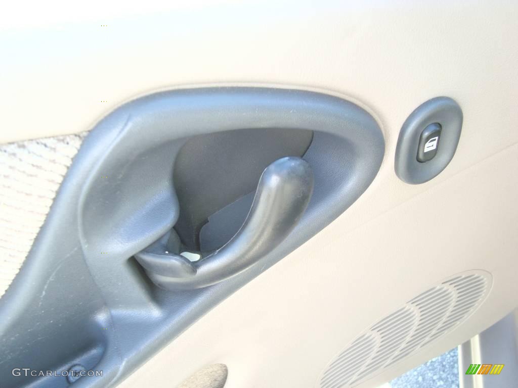 2004 Cavalier LS Sedan - Sandrift Metallic / Neutral photo #16