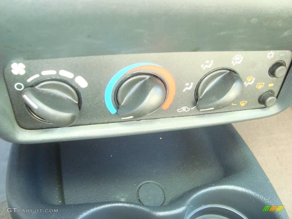 2004 Cavalier LS Sedan - Sandrift Metallic / Neutral photo #19