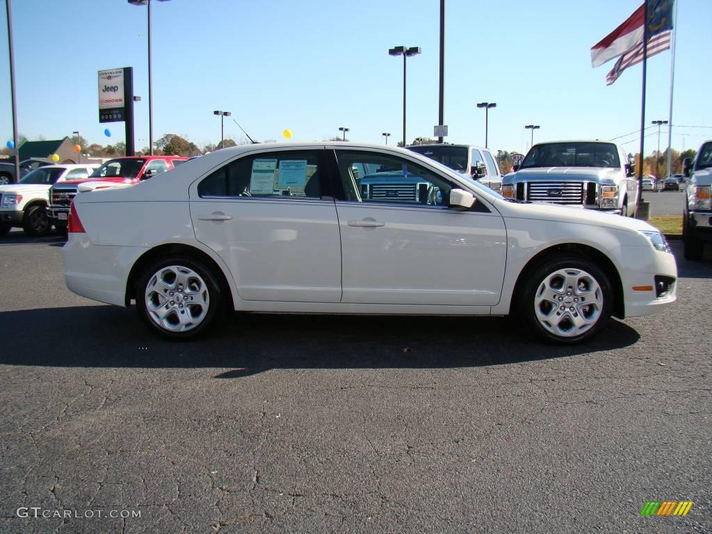 2010 Fusion SE V6 - White Suede / Medium Light Stone photo #2