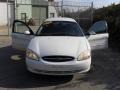 2001 Vibrant White Ford Taurus SE  photo #1