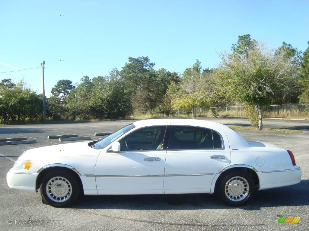 1998 Town Car Executive - White Pearl Metallic / Medium Parchment photo #2