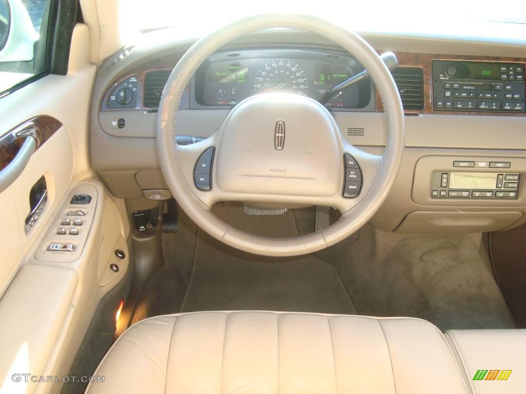 1998 Town Car Executive - White Pearl Metallic / Medium Parchment photo #6
