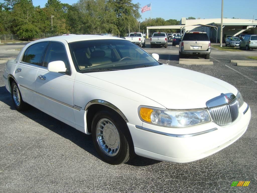 1998 Town Car Executive - White Pearl Metallic / Medium Parchment photo #10