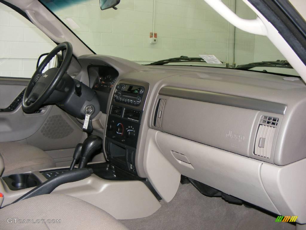 2004 Grand Cherokee Laredo 4x4 - Graphite Metallic / Taupe photo #17