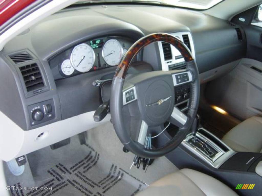 2007 300 C HEMI - Inferno Red Crystal Pearlcoat / Dark Slate Gray/Light Graystone photo #12