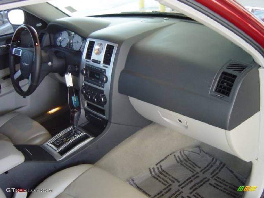 2007 300 C HEMI - Inferno Red Crystal Pearlcoat / Dark Slate Gray/Light Graystone photo #16